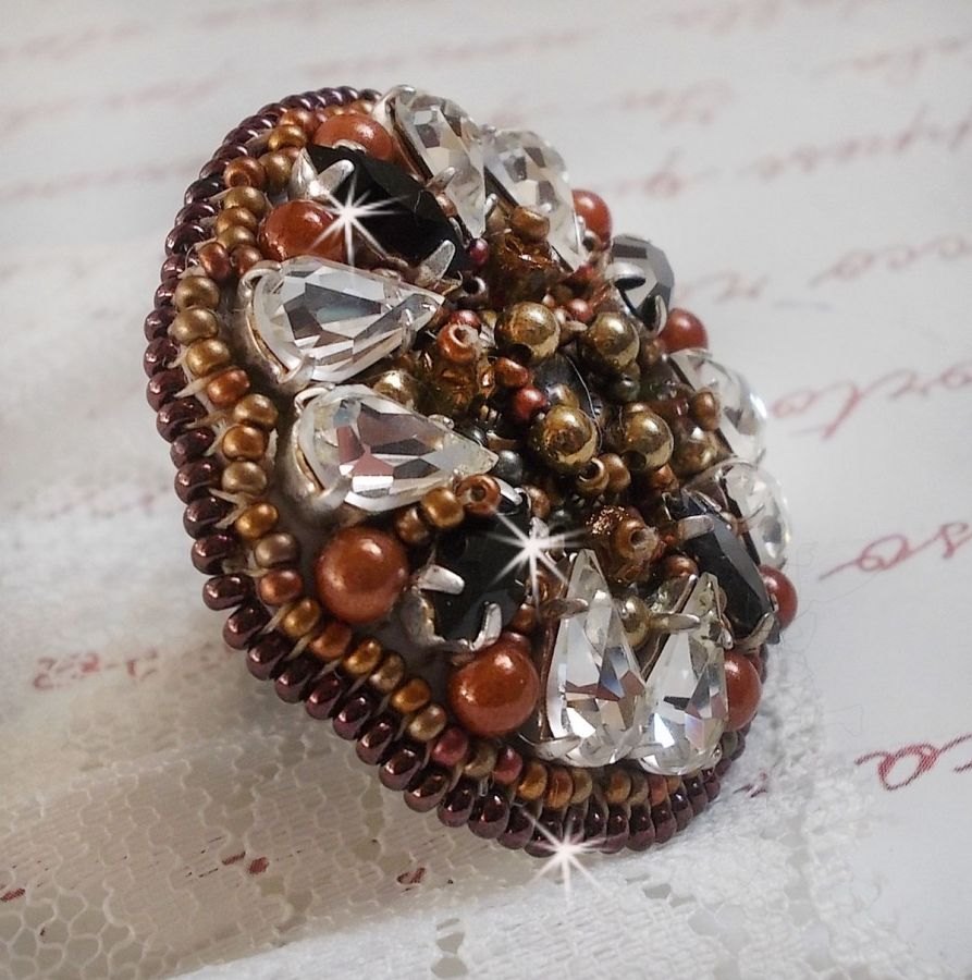 Bague Amber Romance avec cristaux : navettes Jet, Poires Cristal et perles rondes nacr&eacute;es sur une bague couleur Bronze. Les cristaux sont orn&eacute;s de perles magiques et rocailles, un style Am&eacute;rindien