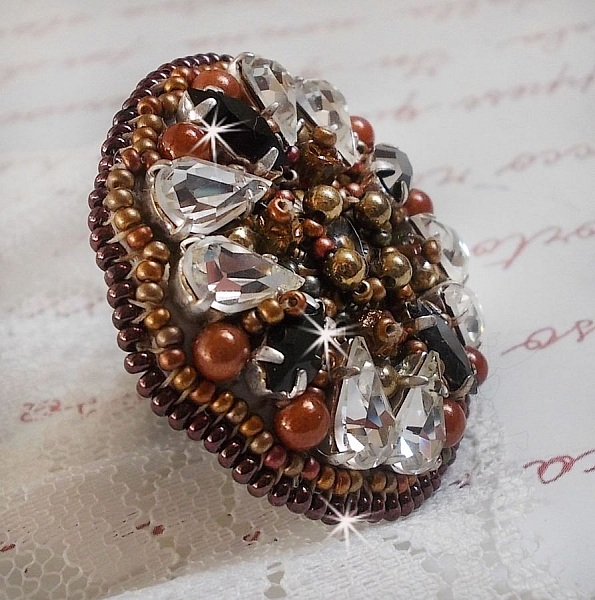 Bague Amber Romance avec cristaux : navettes Jet, Poires Cristal et perles rondes nacr&eacute;es sur une bague couleur Bronze. Les cristaux sont orn&eacute;s de perles magiques et rocailles, un style Am&eacute;rindien