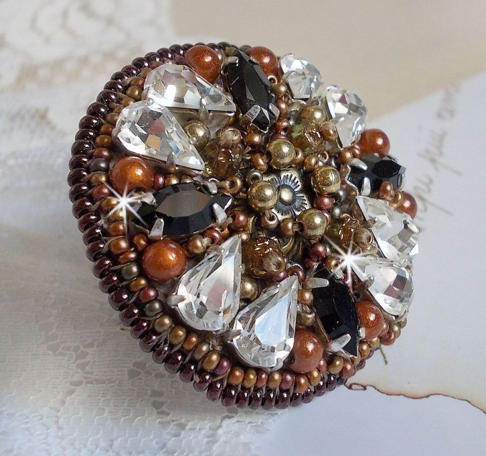 Bague Amber Romance avec cristaux : navettes Jet, Poires Cristal et perles rondes nacr&eacute;es sur une bague couleur Bronze. Les cristaux sont orn&eacute;s de perles magiques et rocailles, un style Am&eacute;rindien