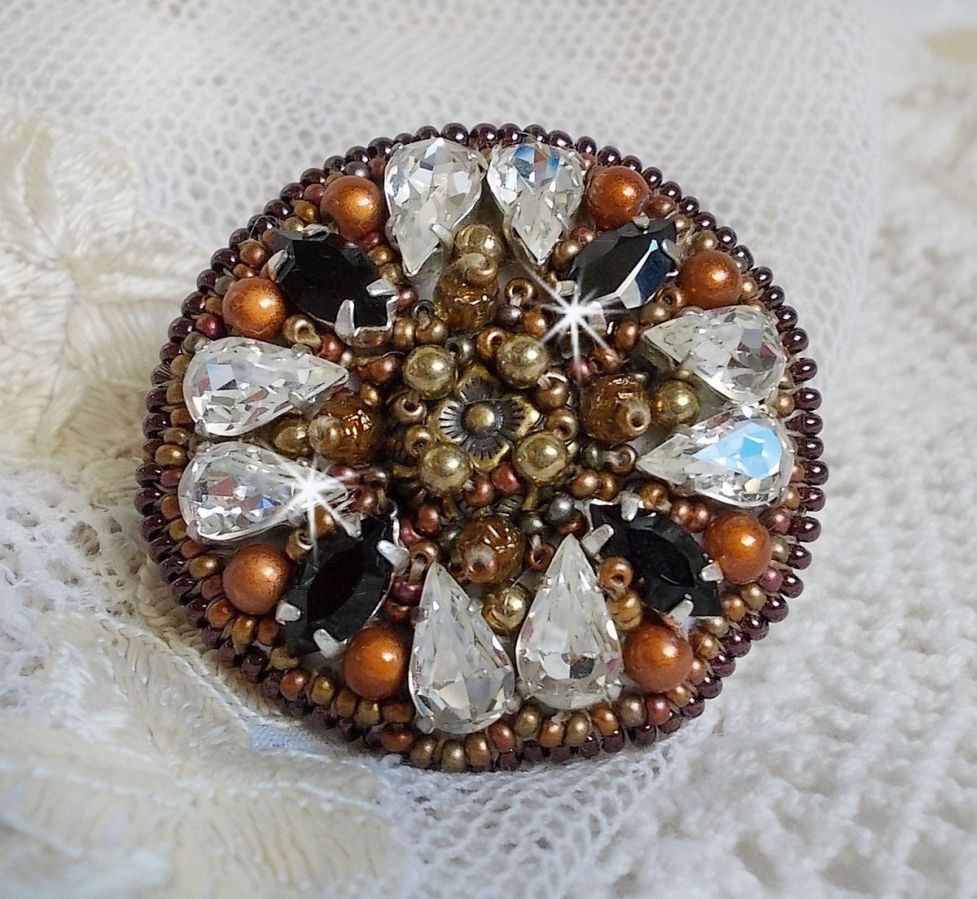 Bague Amber Romance avec cristaux : navettes Jet, Poires Cristal et perles rondes nacr&eacute;es sur une bague couleur Bronze. Les cristaux sont orn&eacute;s de perles magiques et rocailles, un style Am&eacute;rindien