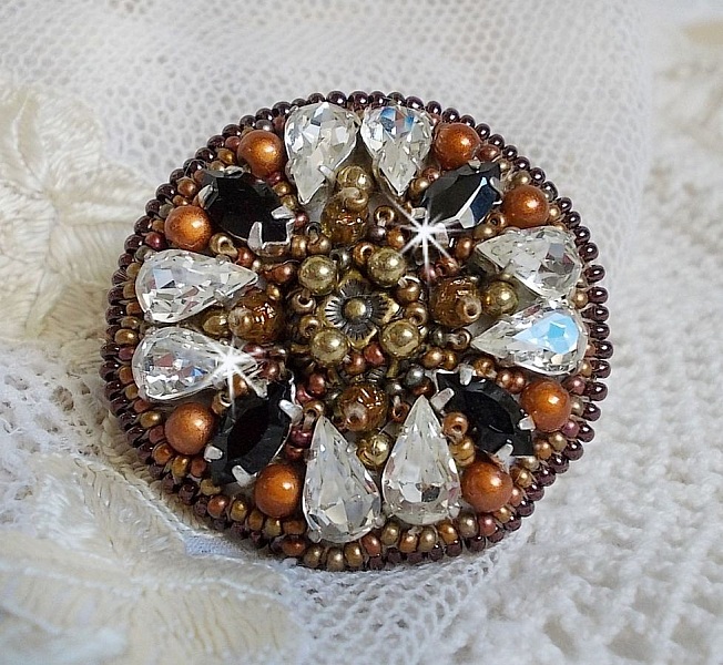 Bague Amber Romance avec cristaux : navettes Jet, Poires Cristal et perles rondes nacr&eacute;es sur une bague couleur Bronze. Les cristaux sont orn&eacute;s de perles magiques et rocailles, un style Am&eacute;rindien
