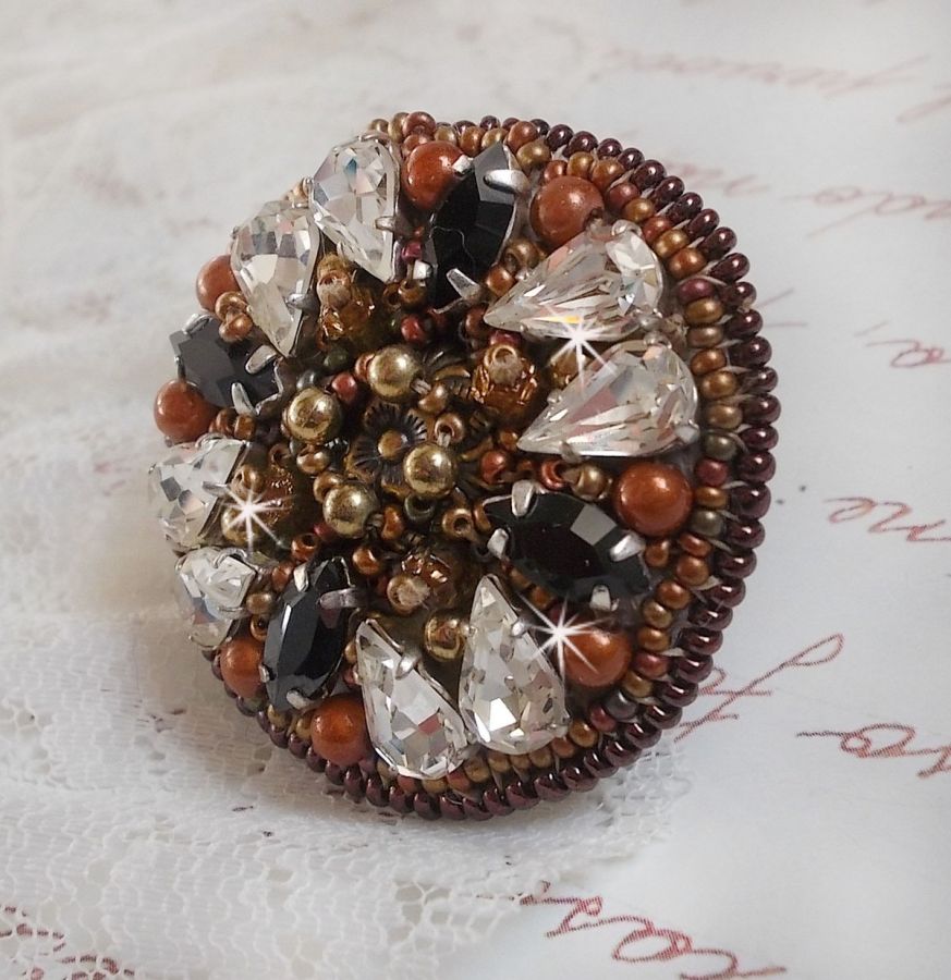 Bague Amber Romance avec cristaux : navettes Jet, Poires Cristal et perles rondes nacr&eacute;es sur une bague couleur Bronze. Les cristaux sont orn&eacute;s de perles magiques et rocailles, un style Am&eacute;rindien