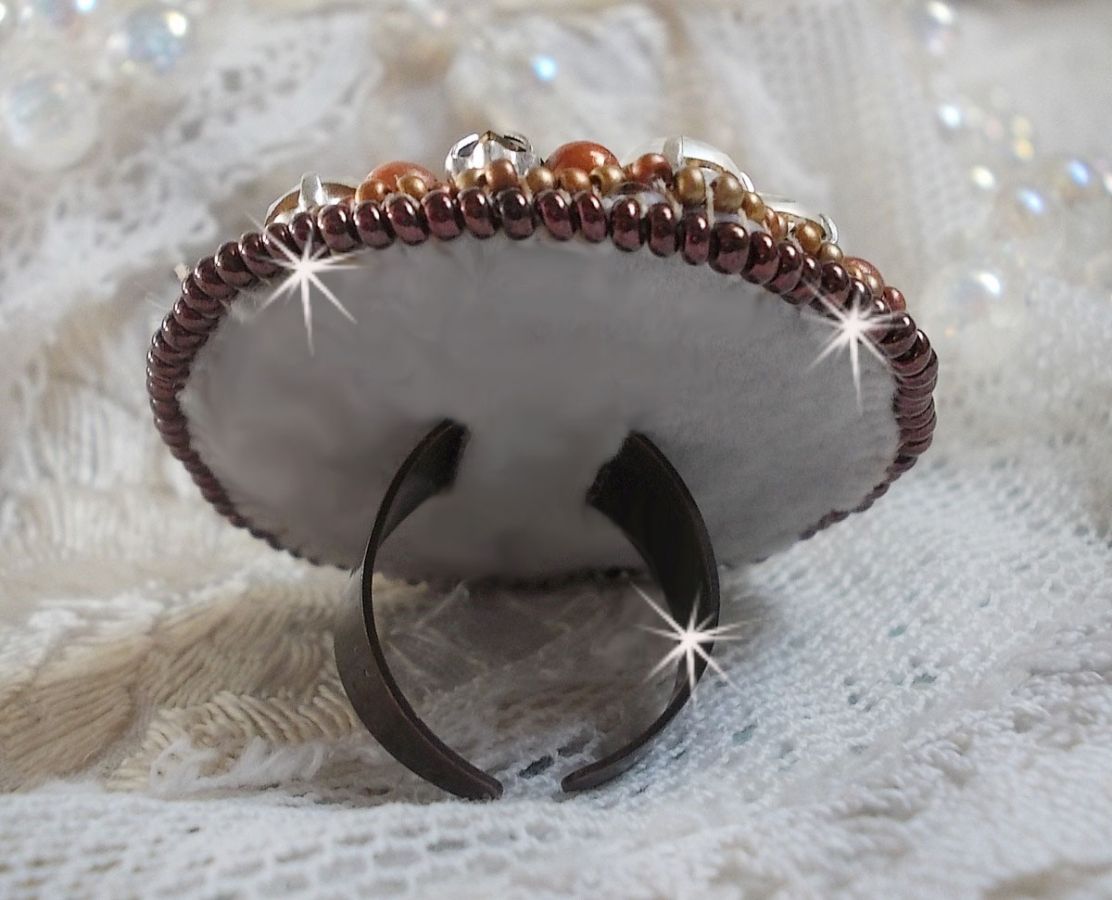 Bague Amber Romance avec cristaux : navettes Jet, Poires Cristal et perles rondes nacr&eacute;es sur une bague couleur Bronze. Les cristaux sont orn&eacute;s de perles magiques et rocailles, un style Am&eacute;rindien