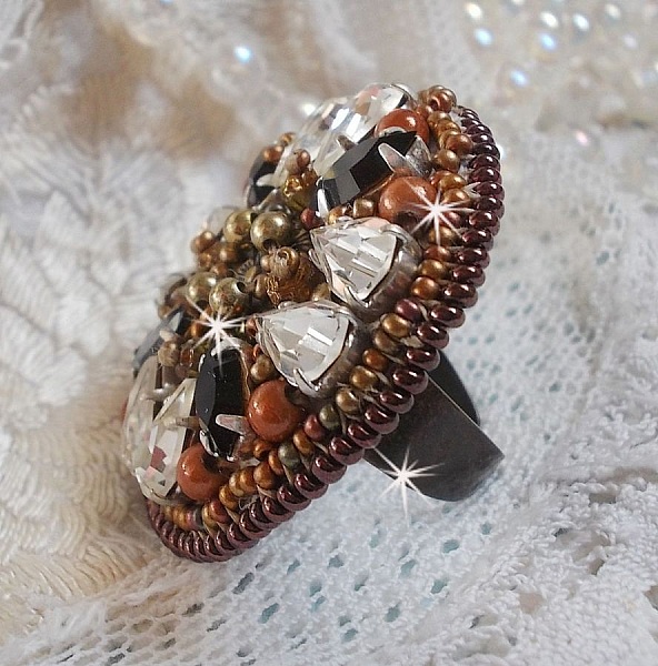Bague Amber Romance avec cristaux : navettes Jet, Poires Cristal et perles rondes nacr&eacute;es sur une bague couleur Bronze. Les cristaux sont orn&eacute;s de perles magiques et rocailles, un style Am&eacute;rindien