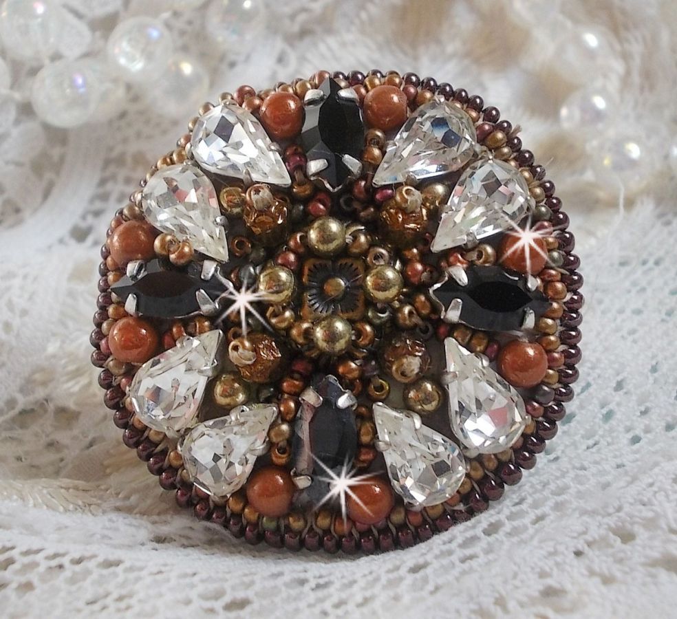 Bague Amber Romance avec cristaux : navettes Jet, Poires Cristal et perles rondes nacr&eacute;es sur une bague couleur Bronze. Les cristaux sont orn&eacute;s de perles magiques et rocailles, un style Am&eacute;rindien