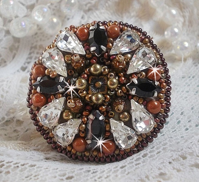 Bague Amber Romance avec cristaux : navettes Jet, Poires Cristal et perles rondes nacr&eacute;es sur une bague couleur Bronze. Les cristaux sont orn&eacute;s de perles magiques et rocailles, un style Am&eacute;rindien