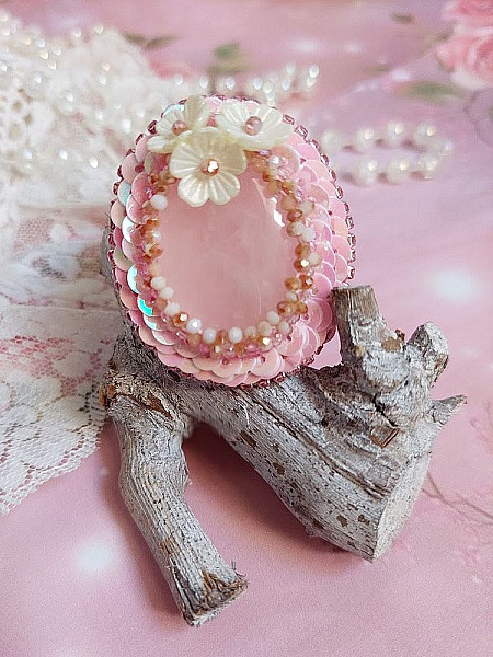 Bague Amour de quartz brod&eacute;e avec pierre de gemme, rondes et rocailles verres, sequins, fleurs acryliques et bague laiton
