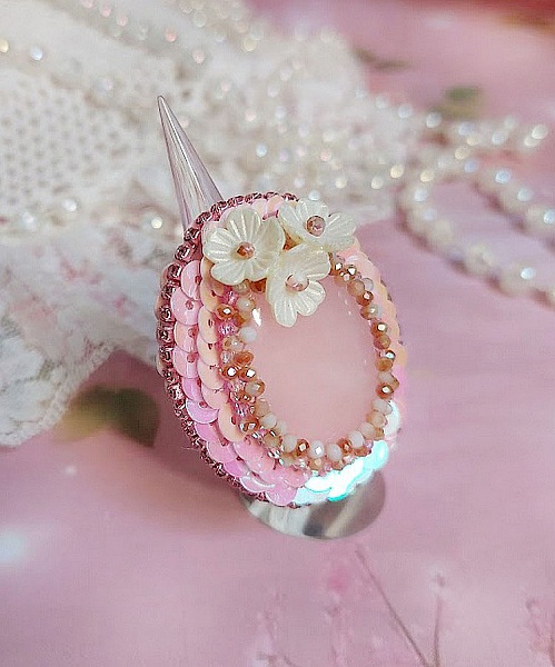 Bague Amour de quartz brod&eacute;e avec pierre de gemme, rondes et rocailles verres, sequins, fleurs acryliques et bague laiton