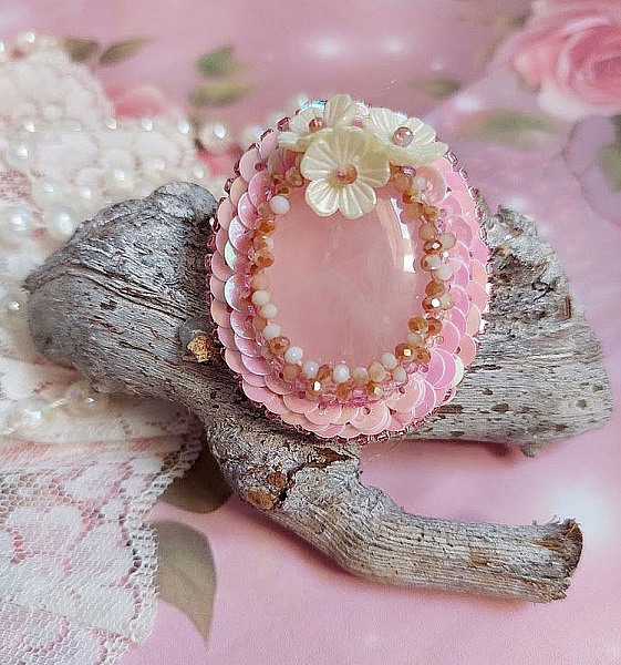 Bague Amour de quartz brod&eacute;e avec pierre de gemme, rondes et rocailles verres, sequins, fleurs acryliques et bague laiton