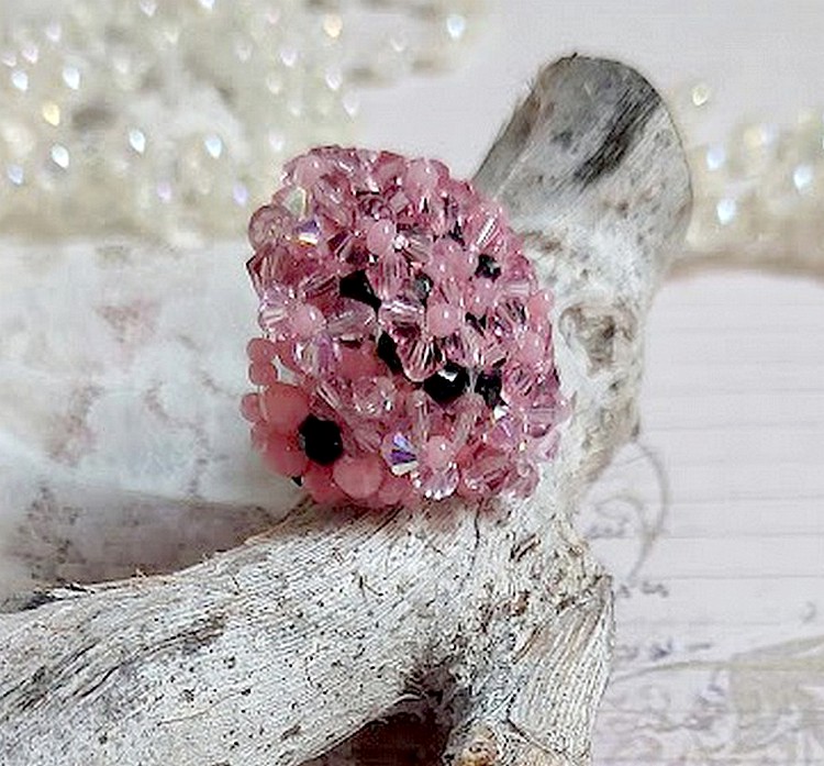 Bague Anémone en perles Swarovski roses et noires.