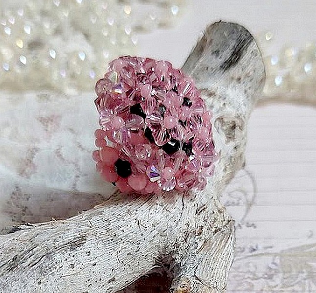 Bague Anémone en perles Swarovski roses et noires.