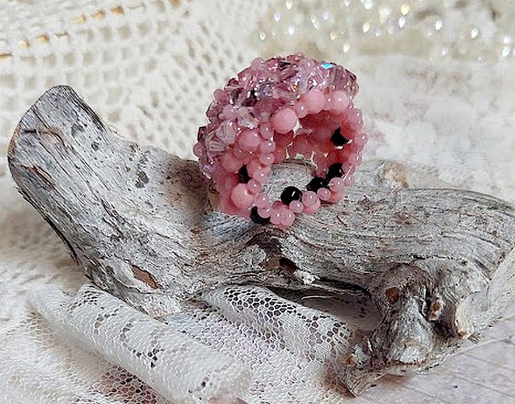 Bague Anémone en perles Swarovski roses et noires.