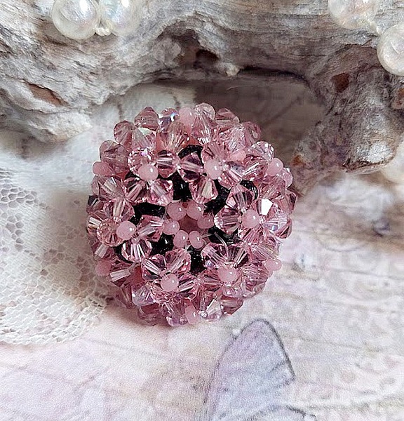 Bague Anémone en perles cristal Swarovski roses et noires.