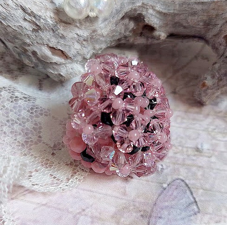 Bague Anémone en perles Swarovski roses et noires.