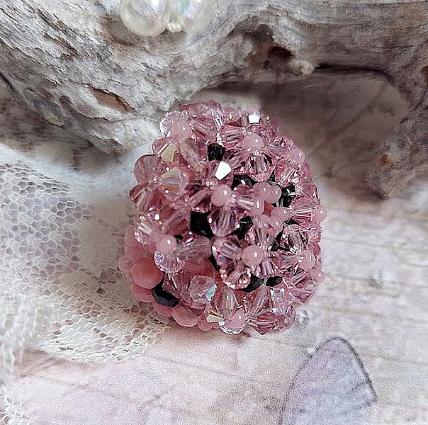 Bague Anémone en perles Swarovski roses et noires.