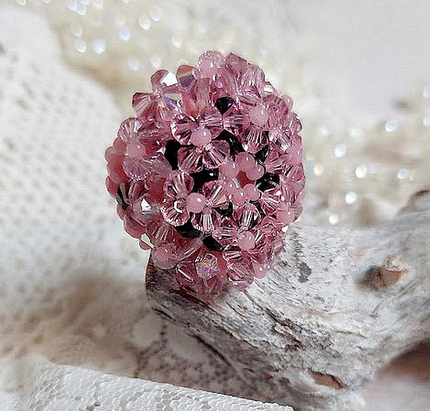 Bague Anémone en perles Swarovski roses et noires.