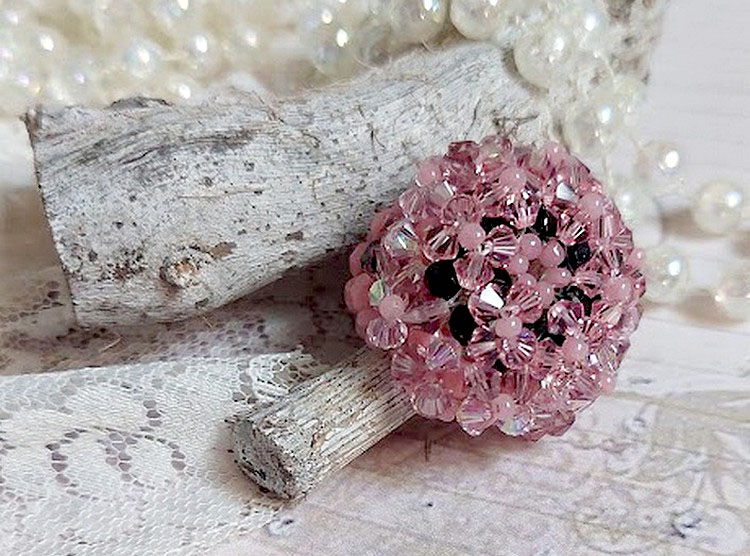 Bague Anémone en perles Swarovski roses et noires.