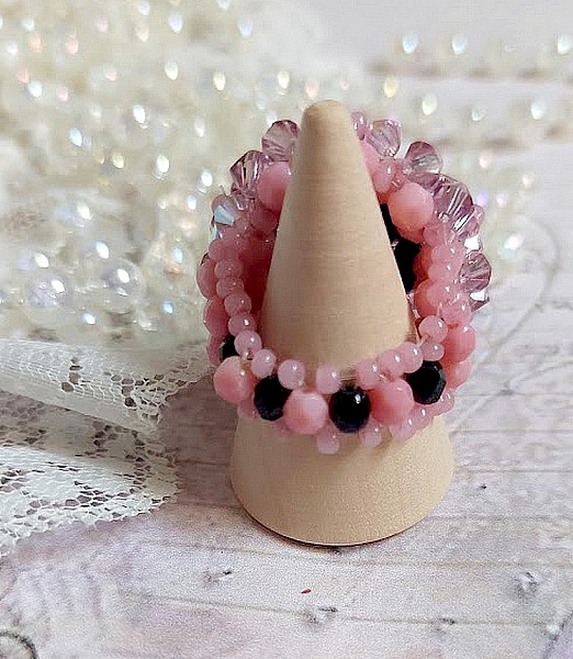 Bague Anémone rose et noire en perles Swarovski artisanales.