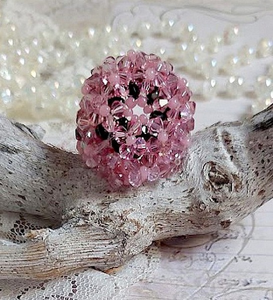 Bague Anémone rose et noire en perles Cristal Swarovski.