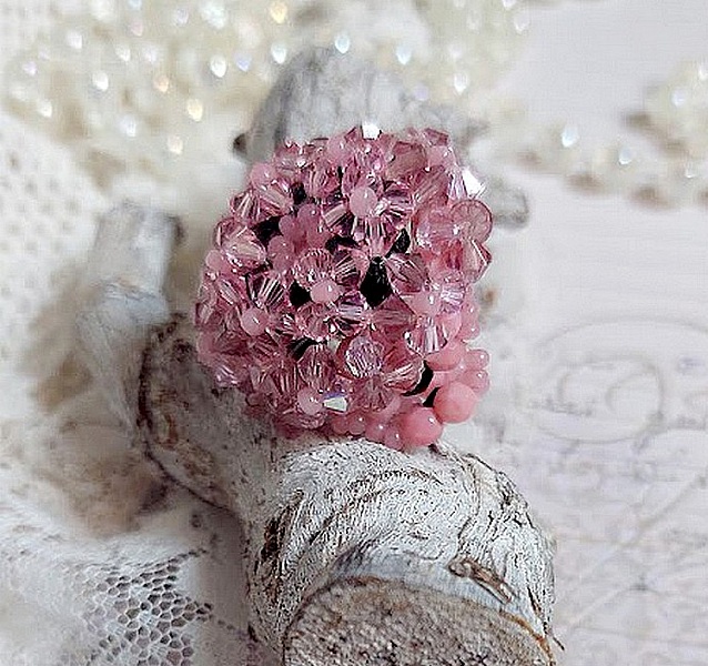 Bague Anémone en perles Swarovski rose et noir.