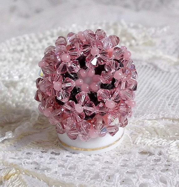 Bague artisanale Anémone en perles Swarovski roses et noires.