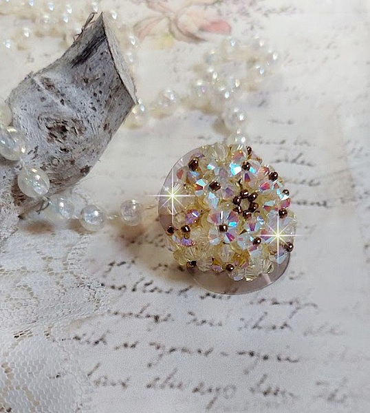 Bague Aurore lumineuse en cristaux Swarovski jonquille et rocailles dorées.