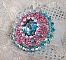 Bague Beauty Alicia Blue brod&eacute;e avec un cabochon en Cristal Bleu, perles nacr&eacute;es Blanches, toupies Turquoises AB2x et rocailles. Le tout est mont&eacute; sur une bague filigran&eacute;e Bleue, un style contemporain