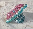 Bague Beauty Alicia Blue brod&eacute;e avec un cabochon en Cristal Bleu, perles nacr&eacute;es Blanches, toupies Turquoises AB2x et rocailles. Le tout est mont&eacute; sur une bague filigran&eacute;e Bleue, un style contemporain