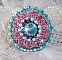 Bague Beauty Alicia Blue brod&eacute;e avec un cabochon en Cristal Bleu, perles nacr&eacute;es Blanches, toupies Turquoises AB2x et rocailles. Le tout est mont&eacute; sur une bague filigran&eacute;e Bleue, un style contemporain