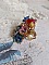 Bague Bel Air mont&eacute;e avec des fleurs lucites peintes &agrave; la main aux couleurs : Bleu, Rose, Rouge, Argent, Blanc avec feuilles ondul&eacute;es Vert Cuivr&eacute; &agrave; laquelle s&rsquo;ajoute perles Dor&eacute;es en Verre