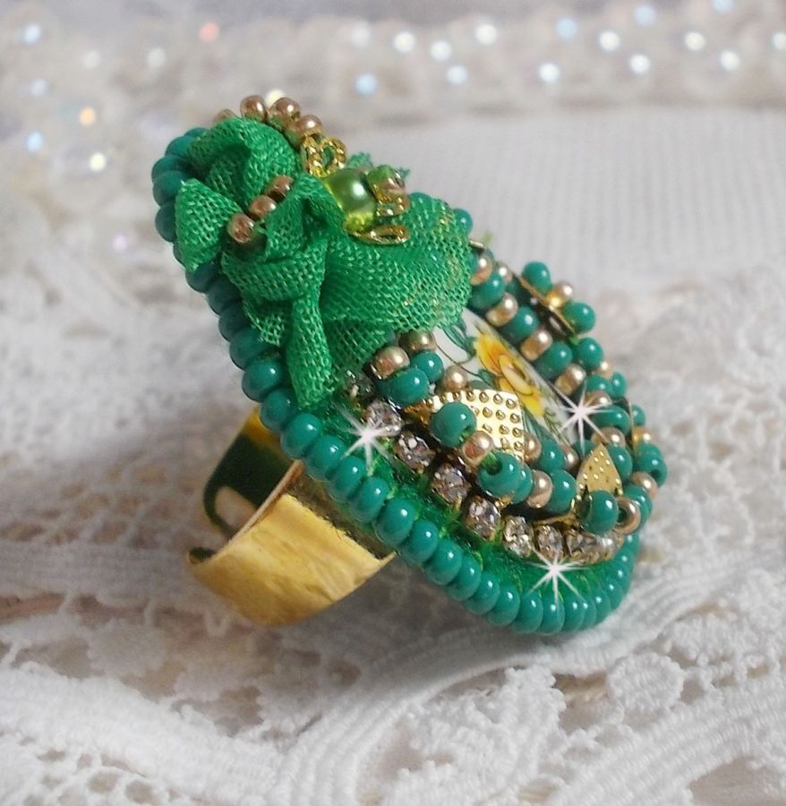 Bague Belle Emeraude brod&eacute;e avec un cabochon ovale en c&eacute;ramique repr&eacute;sentant une rose Jaune sur fond Blanc, un tissu l&eacute;ger de couleur Vert, des perles rondes nacr&eacute;es et des rocailles Dor&eacute;es
