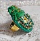 Bague Belle Emeraude brod&eacute;e avec un cabochon ovale en c&eacute;ramique repr&eacute;sentant une rose Jaune sur fond Blanc, un tissu l&eacute;ger de couleur Vert, des perles rondes nacr&eacute;es et des rocailles Dor&eacute;es