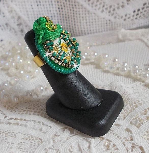Bague Belle Emeraude brod&eacute;e avec un cabochon ovale en c&eacute;ramique repr&eacute;sentant une rose Jaune sur fond Blanc, un tissu l&eacute;ger de couleur Vert, des perles rondes nacr&eacute;es et des rocailles Dor&eacute;es
