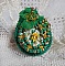 Bague Belle Emeraude brod&eacute;e avec un cabochon ovale en c&eacute;ramique repr&eacute;sentant une rose Jaune sur fond Blanc, un tissu l&eacute;ger de couleur Vert, des perles rondes nacr&eacute;es et des rocailles Dor&eacute;es