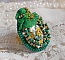 Bague Belle Emeraude brod&eacute;e avec un cabochon ovale en c&eacute;ramique repr&eacute;sentant une rose Jaune sur fond Blanc, un tissu l&eacute;ger de couleur Vert, des perles rondes nacr&eacute;es et des rocailles Dor&eacute;es