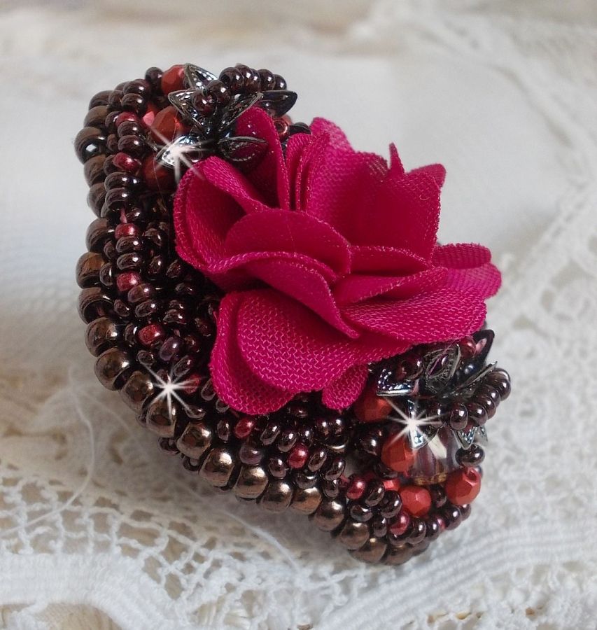 Bague  Belle H&eacute;l&egrave;ne brod&eacute;e avec une fleur en tissu, une Calcite jaune/blanc et des rocailles.