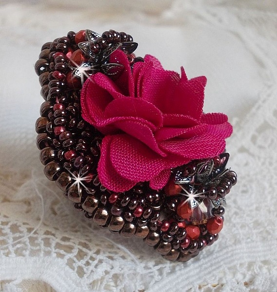 Bague  Belle H&eacute;l&egrave;ne brod&eacute;e avec une fleur en tissu, une Calcite jaune/blanc et des rocailles.