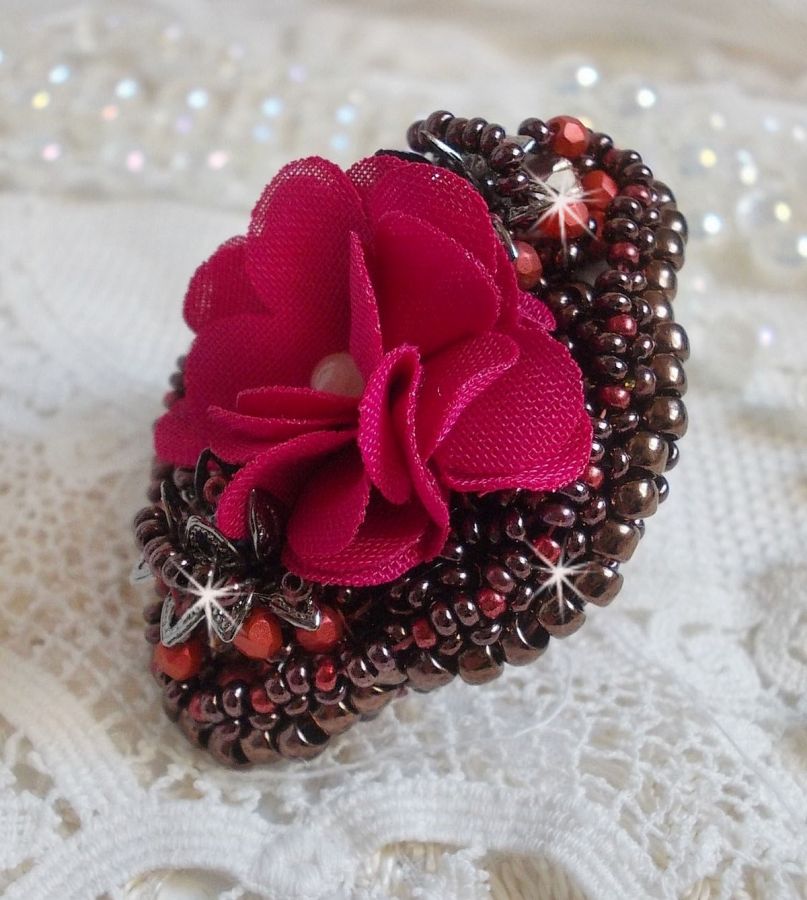 Bague  Belle H&eacute;l&egrave;ne brod&eacute;e avec une fleur en tissu, une Calcite jaune/blanc et des rocailles.