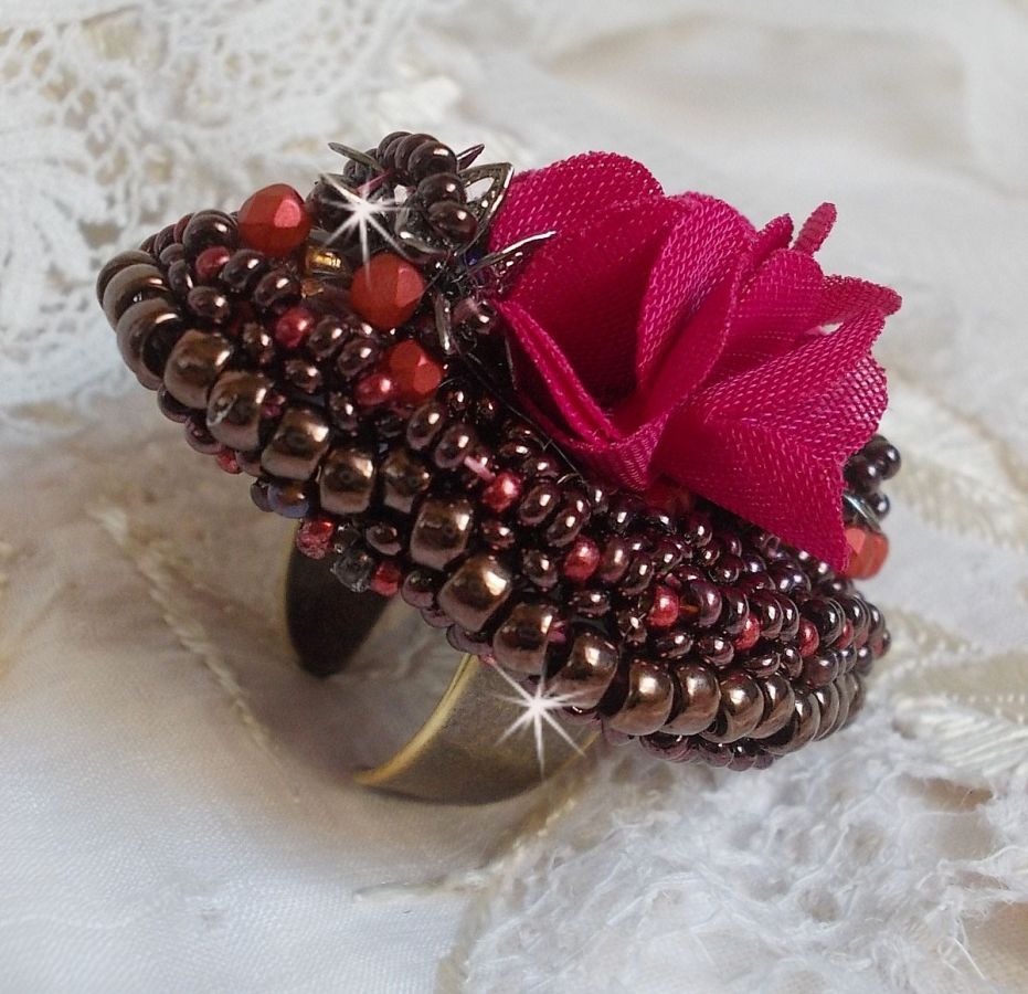 Bague  Belle H&eacute;l&egrave;ne brod&eacute;e avec une fleur en tissu, une Calcite jaune/blanc et des rocailles.