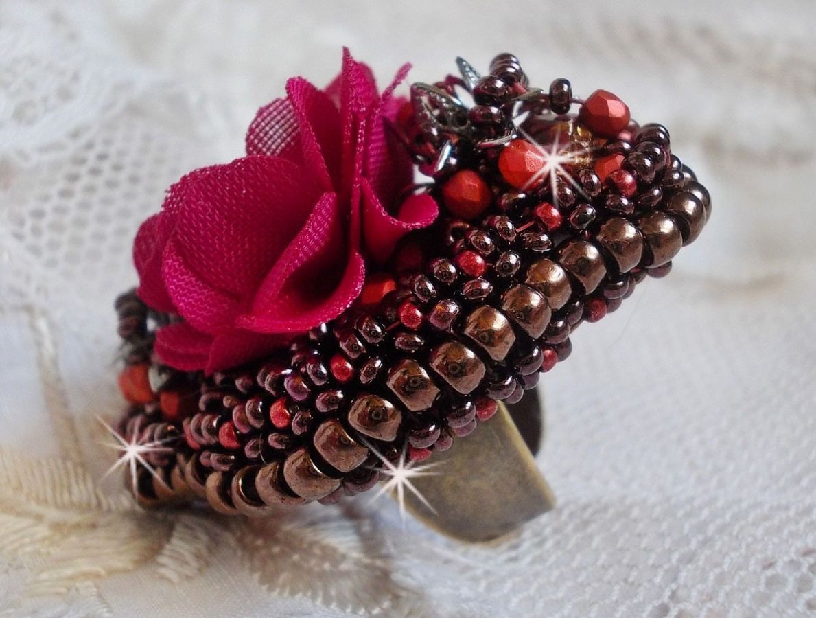 Bague  Belle H&eacute;l&egrave;ne brod&eacute;e avec une fleur en tissu, une Calcite jaune/blanc et des rocailles.