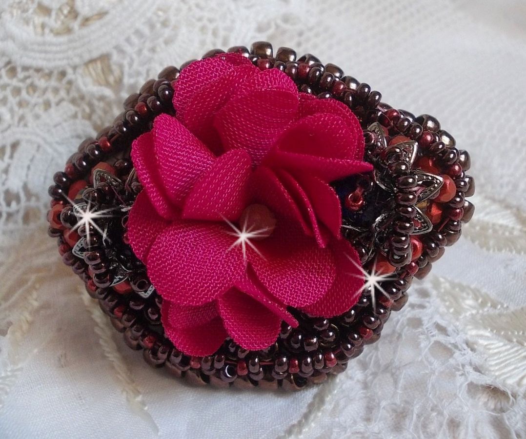 Bague  Belle H&eacute;l&egrave;ne brod&eacute;e avec une fleur en tissu, une Calcite jaune/blanc et des rocailles.