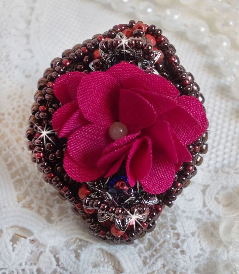 Bague  Belle H&eacute;l&egrave;ne brod&eacute;e avec une fleur en tissu, une Calcite jaune/blanc et des rocailles.