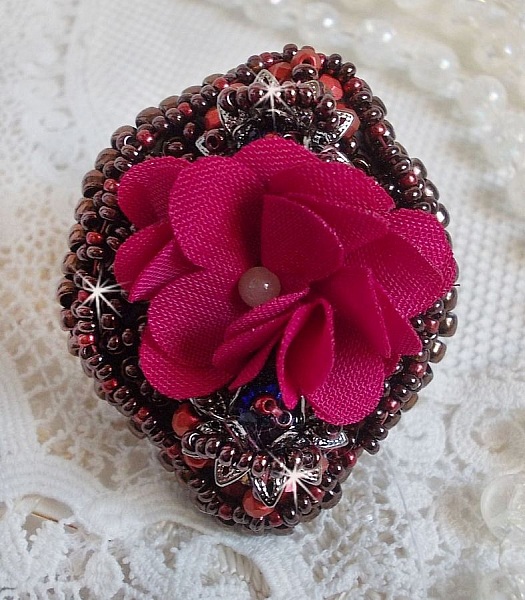 Bague  Belle H&eacute;l&egrave;ne brod&eacute;e avec une fleur en tissu, une Calcite jaune/blanc et des rocailles.