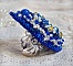 Bague Blue Palace brod&eacute;e avec un cabochon rond facett&eacute; Turquoise, des perles rondes nacr&eacute;es, estampe filigran&eacute;e, chatons, toupies en Cristal, rocailles et perles sur une bague filigran&eacute;e Argent&eacute;e