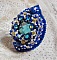 Bague Blue Palace brod&eacute;e avec un cabochon rond facett&eacute; Turquoise, des perles rondes nacr&eacute;es, estampe filigran&eacute;e, chatons, toupies en Cristal, rocailles et perles sur une bague filigran&eacute;e Argent&eacute;e