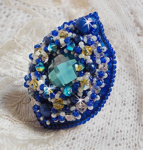 Bague Blue Palace brod&eacute;e avec un cabochon rond facett&eacute; Turquoise, des perles rondes nacr&eacute;es, estampe filigran&eacute;e, chatons, toupies en Cristal, rocailles et perles sur une bague filigran&eacute;e Argent&eacute;e