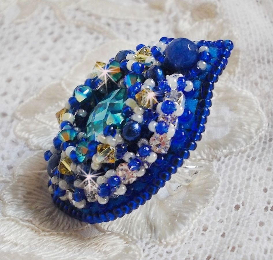 Bague Blue Palace brod&eacute;e avec un cabochon rond facett&eacute; Turquoise, des perles rondes nacr&eacute;es, estampe filigran&eacute;e, chatons, toupies en Cristal, rocailles et perles sur une bague filigran&eacute;e Argent&eacute;e