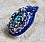 Bague Blue Palace brod&eacute;e avec un cabochon rond facett&eacute; Turquoise, des perles rondes nacr&eacute;es, estampe filigran&eacute;e, chatons, toupies en Cristal, rocailles et perles sur une bague filigran&eacute;e Argent&eacute;e