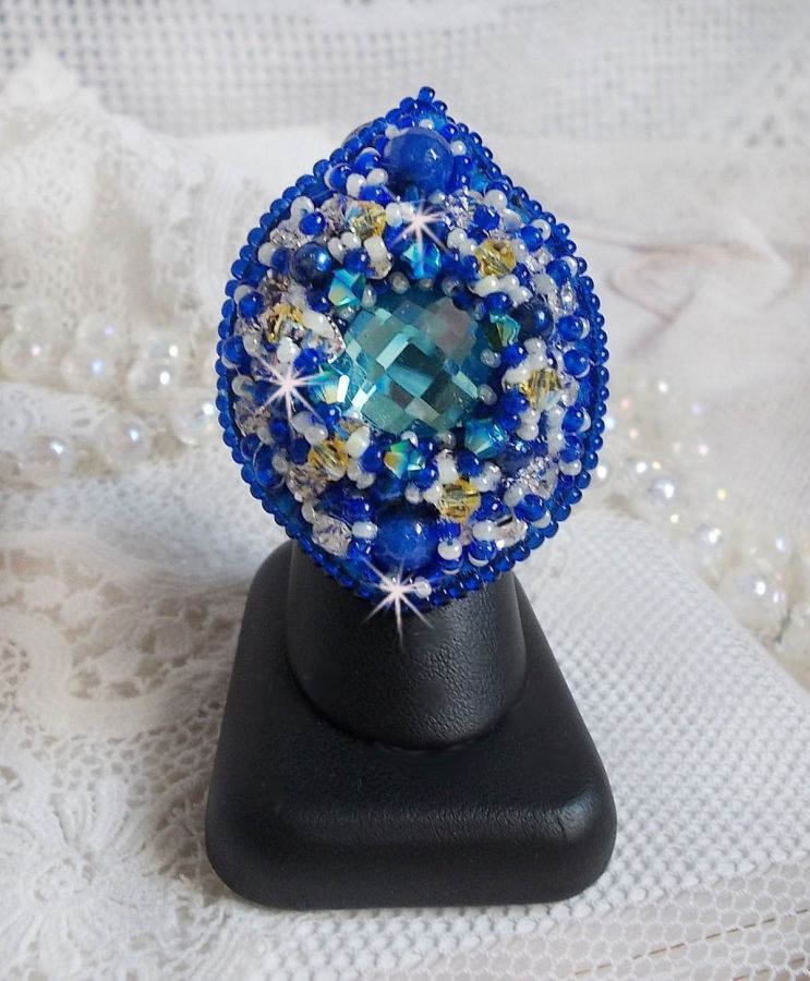 Bague Blue Palace brod&eacute;e avec un cabochon rond facett&eacute; Turquoise, des perles rondes nacr&eacute;es, estampe filigran&eacute;e, chatons, toupies en Cristal, rocailles et perles sur une bague filigran&eacute;e Argent&eacute;e