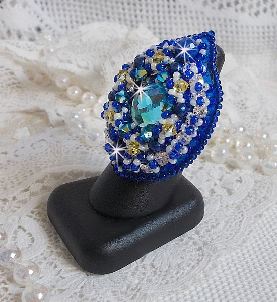 Bague Blue Palace brod&eacute;e avec un cabochon rond facett&eacute; Turquoise, des perles rondes nacr&eacute;es, estampe filigran&eacute;e, chatons, toupies en Cristal, rocailles et perles sur une bague filigran&eacute;e Argent&eacute;e